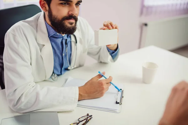 Arts Aanbevelen Van Medicijnen Tot Patiënt — Stockfoto