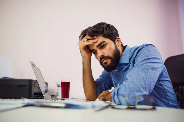 Joven Hombre Negocios Preocupado Sosteniendo Cabeza —  Fotos de Stock