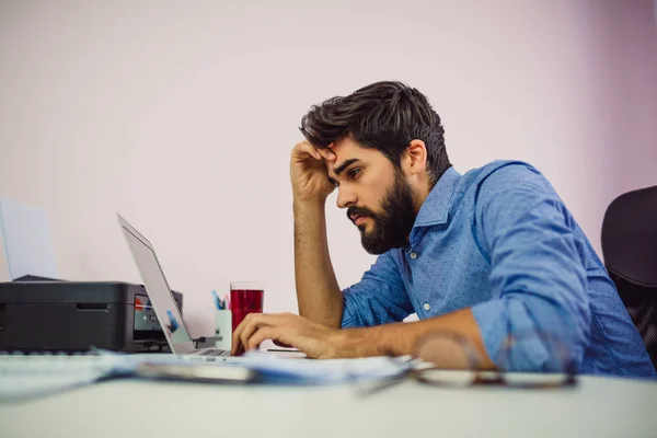 Homme Fatigué Travaillant Sur Ordinateur Portable — Photo