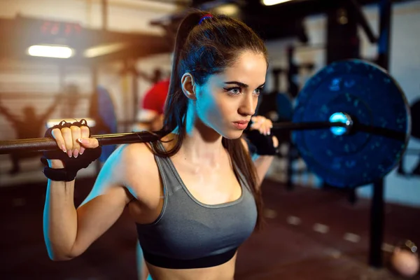 特写的积极吸引人的年轻健身妇女在健身房锻炼 — 图库照片