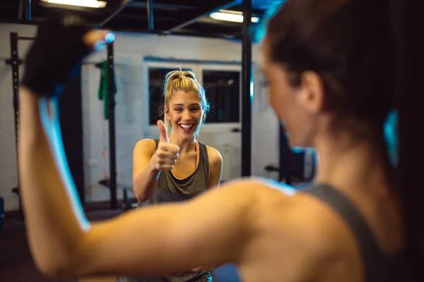 Group Friends Having Fun Gym Thumbs — Stock Photo, Image