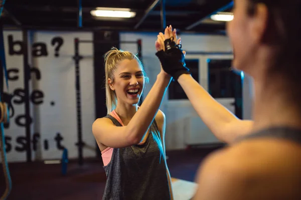 Gülümseyen ve eller salonda alkışlar genç fitness arkadaşlar.