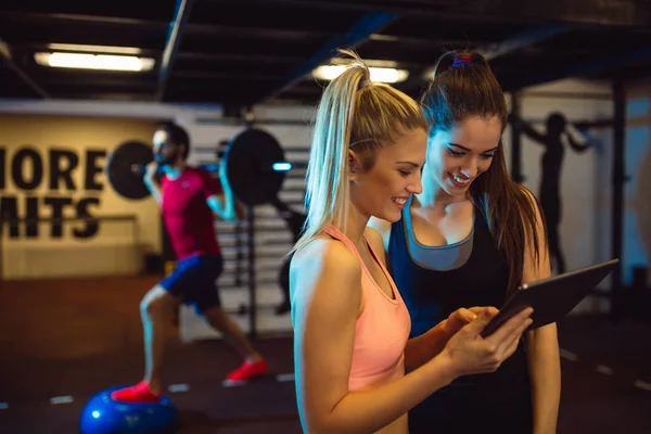 Spor salonunda tablet bilgisayar kullanan çekici kız.