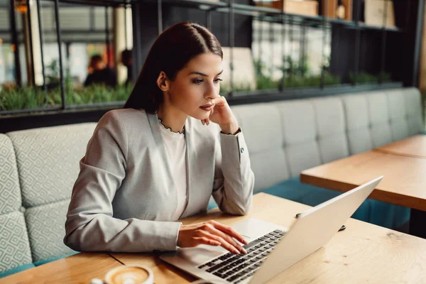 Portret Van Succesvolle Jonge Vrouw Met Laptop Café — Stockfoto