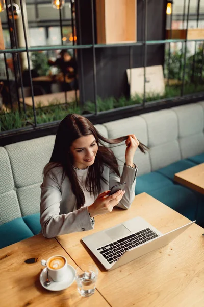 Brünette Geschäftsfrau Mit Einem Mobiltelefon — Stockfoto