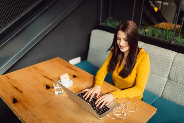 Vacker Flicka Använder Bärbar Dator Café — Stockfoto