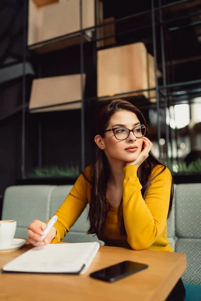 Ung Journalist Fika — Stockfoto