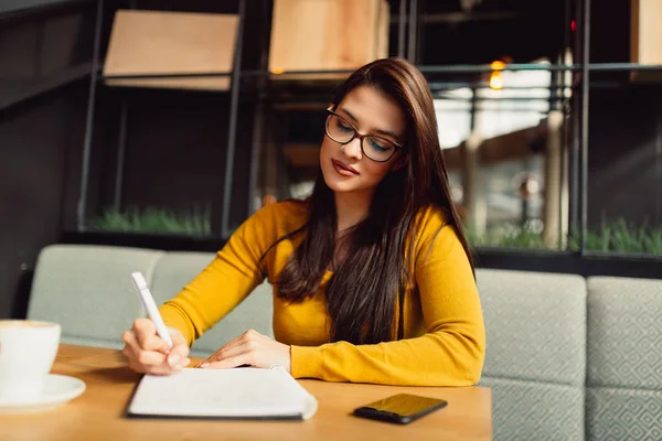 Young Journalist Coffee Break — Stock Photo, Image