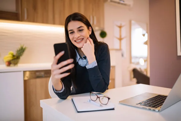 Hermosa Chica Joven Utilizando Tecnologías —  Fotos de Stock