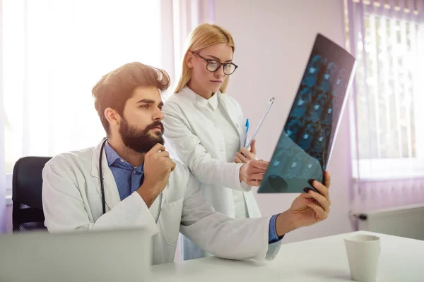 Médecins Masculins Féminins Regardant Radiographie — Photo