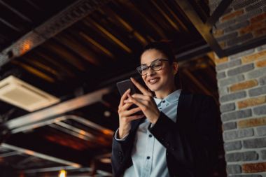 İş kadın çalışma ile akıllı telefon.