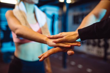 Grup salonunda genç insan. Eğleniyor. Anlaşma yapmak için en iyi egzersiz.