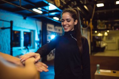 Grup salonunda genç insan. Eğleniyor. Anlaşma yapmak için en iyi egzersiz.