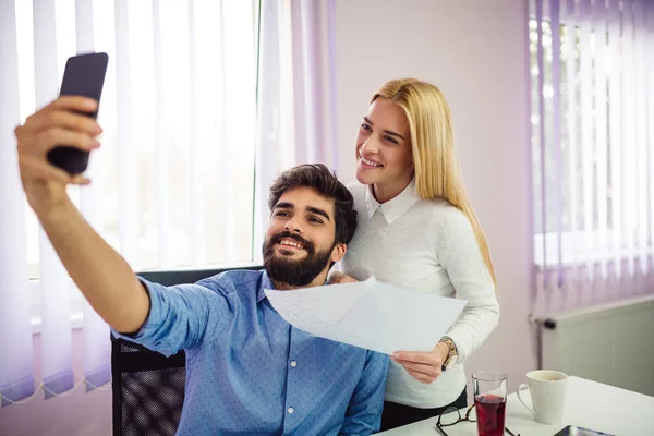 Pasangan Santai Bekerja Sama Kantor Dengan Laptop Dan Dokumen Selfie — Stok Foto