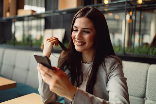 Ung Affärskvinna Håller Mobiltelefon — Stockfoto