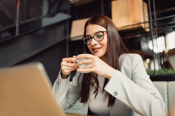 Mulher Negócios Bonita Desfrutando Café Frente Seu Computador Portátil — Fotografia de Stock