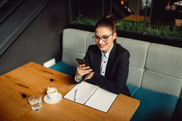 Mujer Confiada Reflexiva Cafetería Usando Gafas Usando Teléfono Móvil — Foto de Stock