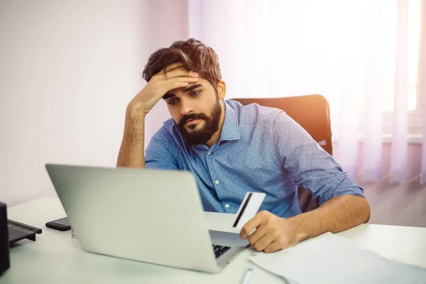 Bonito Homem Sentindo Desapontado Porque Ele Perde Uma Chance Comprar — Fotografia de Stock