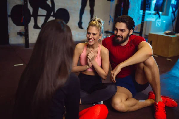 Group Sporty Friends Talking Gym — Stock Photo, Image