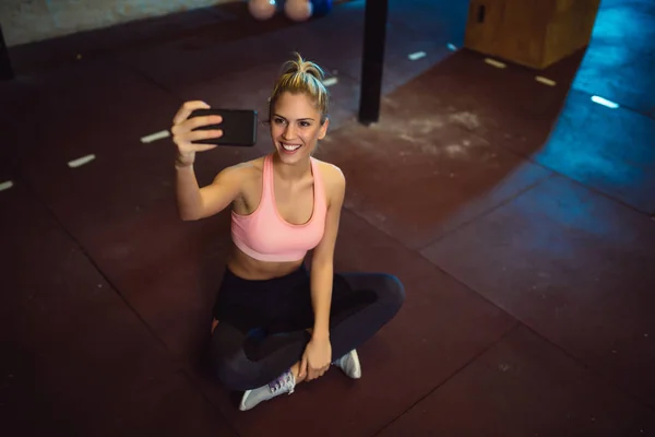 체육관에서 Selfie를 여자의 — 스톡 사진