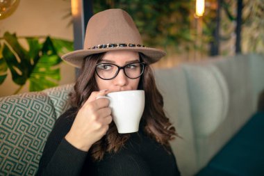 Kafeteryada kahve veya çay içme şık hippi kız.