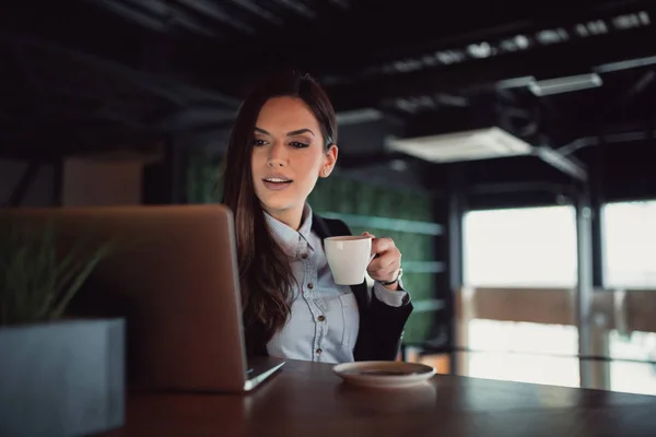 Fiatal Üzletasszony Nézett Vele Laptop Miközben Egy Kávészünet — Stock Fotó