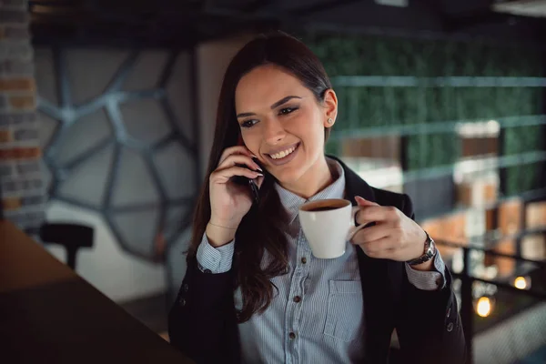 Joven Empresaria Hablando Por Teléfono Móvil Tomando Café Cafetería — Foto de Stock