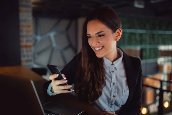 Close Beautiful Smiling Girl Using Smartphone — Stock Photo, Image