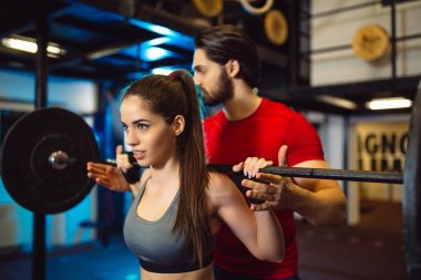 Kişisel eğitmen atlet barbell ile yardımcı ağız kavgası