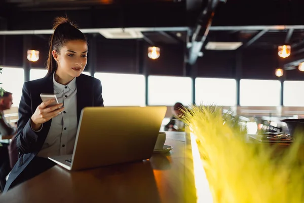 Mujer Negocios Usando Computadora Portátil Interior — Foto de Stock