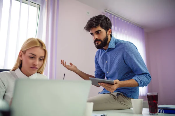Fiatal Üzletember Együtt Dolgoznak Hivatalban Val Laptop Mozgatható — Stock Fotó