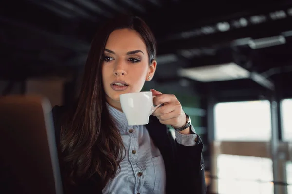 Joven Mujer Negocios Utilizando Ordenador Portátil Durante Descanso Del Café — Foto de Stock