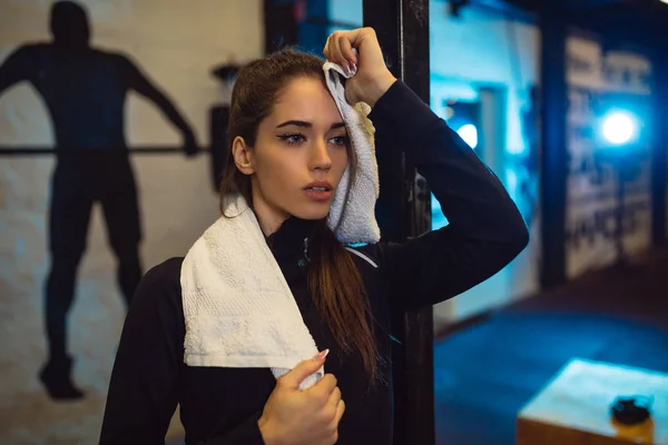 Fille Fatiguée Essuyant Sueur Avec Une Serviette Dans Salle Gym — Photo