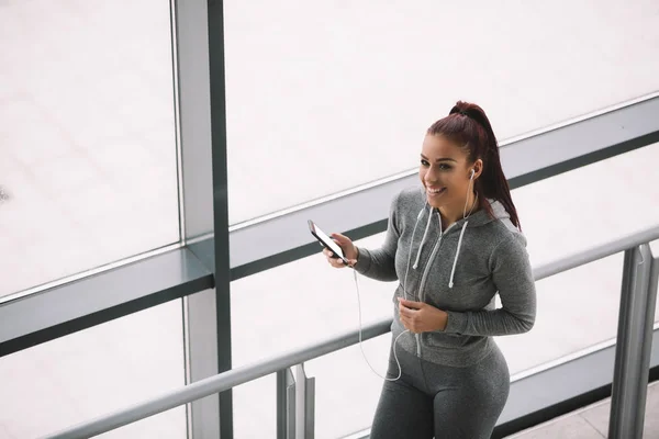 Fit Woman Holding Smartphone Listening Music — Stock Photo, Image