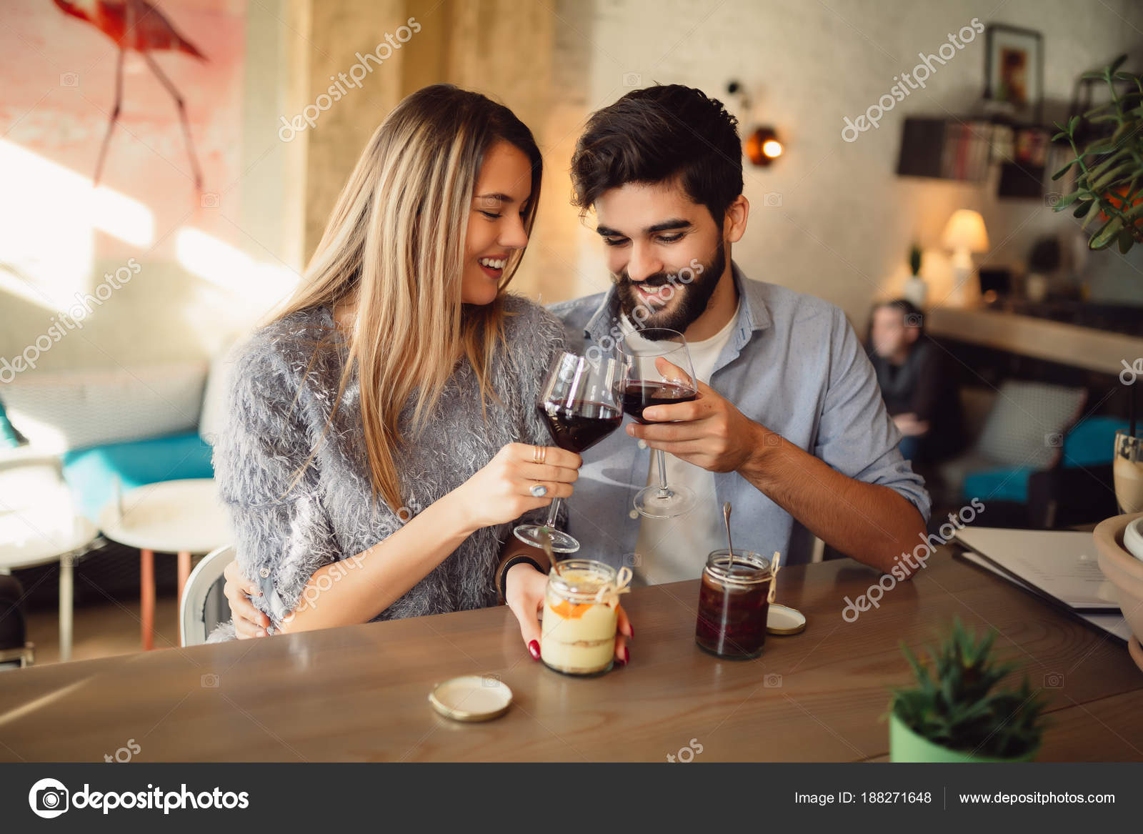 幸福的情侣在咖啡馆闲聊和调情 库存图片. 图片 包括有 咖啡, 客户, 具有, 日期, 饮料, 解释, 烤肉 - 184972675