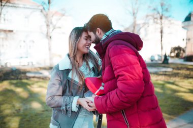 adam kız arkadaşına hediye veriyor