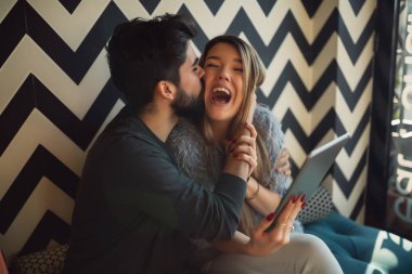 Genç çift dijital tablet ile kafede eğleniyor