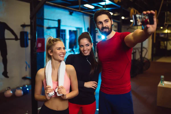 Znajomi Zabawa Siłowni Dokonywanie Zdjęcie Selfie — Zdjęcie stockowe