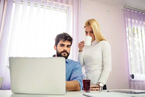 Pasangan Bisnis Muda Yang Bekerja Pada Laptop Kantor Modern — Stok Foto