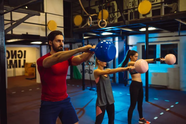 运动的人与水壶铃在健身房锻炼 — 图库照片