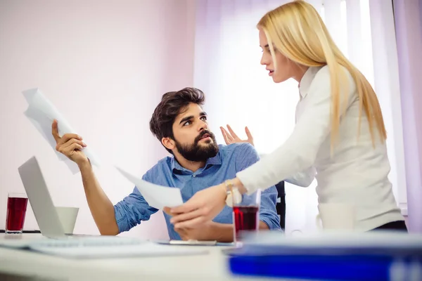 Jeune Couple Affaires Travaillant Dans Bureau Moderne — Photo