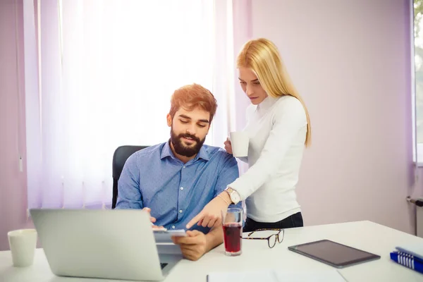 Pasangan Bisnis Muda Yang Bekerja Pada Laptop Kantor Modern — Stok Foto