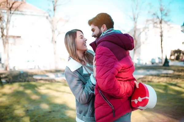 Man Giving Present His Girlfriend — Stock Photo, Image