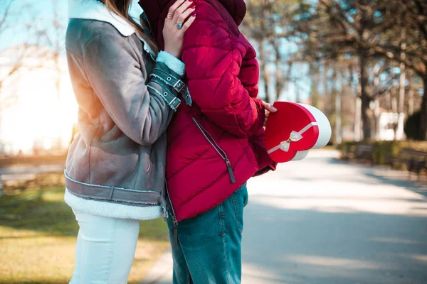 Mann Macht Seiner Freundin Ein Geschenk — Stockfoto