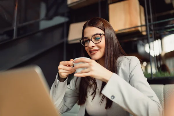 Joven Mujer Negocios Trabaja Net Book Durante Desayuno Cafetería Moderna — Foto de Stock