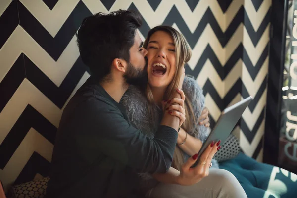 Jeune Couple Amuser Dans Café Avec Tablette Numérique — Photo