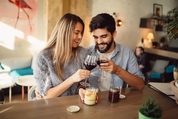 Par Copas Con Vino Tinto Fecha Traje Casual Cafetería Pareja — Foto de Stock