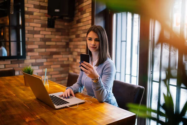 Freelance Young Woman Sitting Cafeteria Laptop Using Mobile Phone — Stock Photo, Image