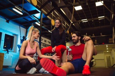 Grup arkadaşıyla eğitimden sonra rahatlatıcı. Egzersiz sonra konuşmayı arkadaşlar.
