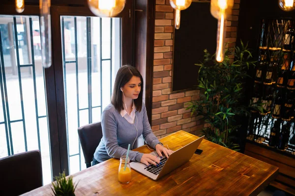 Atractiva Joven Mujer Que Trabaja Una Computadora Portátil Una Cafetería — Foto de Stock